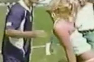 Bayan muhabirin futbolcudan inanılmaz isteği