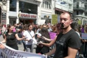 Atama bekleyen &ouml;ğretmenler İstiklal Caddesi'nde y&uuml;r&uuml;d&uuml;