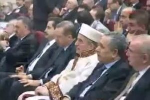 Başbakan, B&uuml;lent Arın&ccedil; ve Faruk &Ccedil;elik'i ağlatan kaside