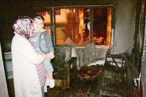 Kalacak yerleri olmayınca yanan evlerine sığındılar!