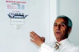 Profes&ouml;r hastalarına &uuml;cretsiz bakıyor