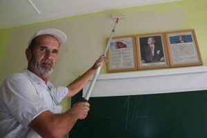 Ka&ccedil;ak bina yaptı, okulu boyamakla cezalandırıldı