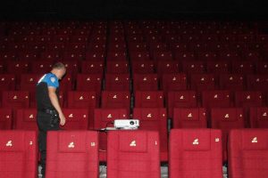 Hırsızlık uyarısı yapmak isteyen polis boş koltuklarla karşılaştı