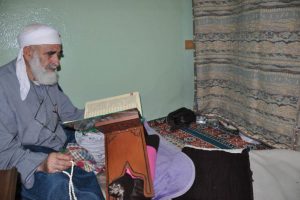 D&uuml;nya ile ilişiğini kesip kendilerini ibadete adadılar