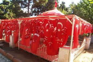 Bayraklı Baba T&uuml;rbesi'nden 5 bin bayrak toplandı
