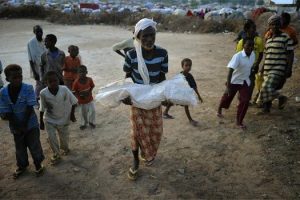 Somali'de a&ccedil;lıktan &ouml;len minik Fatma sessizce defnedildi