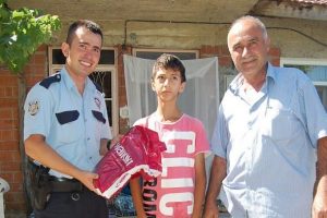 Harmancık Emniyeti 300 &ccedil;ocuğu sevindirdi