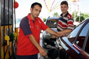 Bursa'da ucuz akaryakıt izdihamı