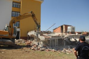 Okul bah&ccedil;esindeki ka&ccedil;ak gecekondu yıkıldı