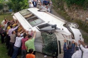 Minib&uuml;s devrildi