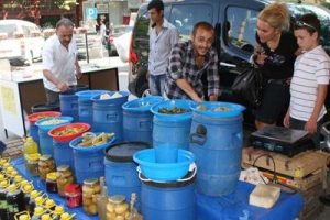 Turşu satıcılarının Ramazan'da y&uuml;z&uuml; g&uuml;ld&uuml; - &Ouml;ZEL HABER