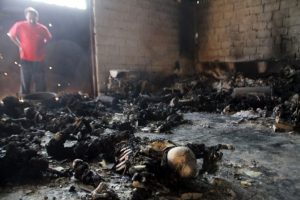 Kaddafi'nin askerleri 80 mahkumu yaktı
