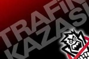 7 Yaşındaki k&uuml;&ccedil;&uuml;k kıza iki ara&ccedil; birden &ccedil;arptı