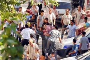 Polis merkezi &ouml;n&uuml;nde 30 kişi b&ouml;yle birbirine girdi