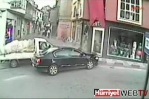 Kamyonetle &ccedil;arpıştı d&uuml;kkana b&ouml;yle girdi