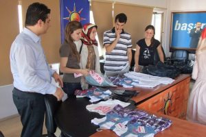 AK Parti Osmangazi'den miniklere bayramlık kıyafet