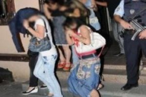 Polisin operasyonunda şok: &Ccedil;ocuk travesti yakalandı