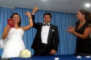 Nikahta takılan kelep&ccedil;eden &ccedil;ilingirle kurtuldu
