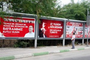 Başbakan Erdoğan ve TSK'nın bayram afişleri yan yana asıldı