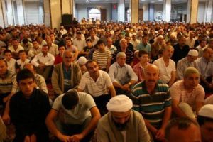Bayram namazında camiler doldu taştı