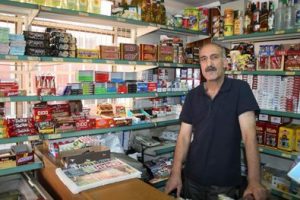 B&ouml;yle hırsızlık g&ouml;r&uuml;lmedi! S&uuml;r&uuml;nerek kasayı boşalttılar
