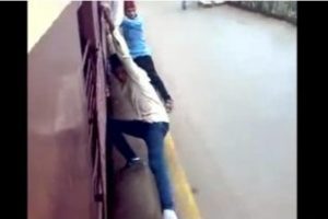 Hintli gen&ccedil;lerin tehlikeli eğlencesi: Tren s&ouml;rf&uuml;