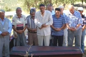&Ouml;l&uuml;m&uuml; babasıyla aynı yerde aynı şekilde oldu
