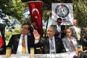 B&uuml;lent Arın&ccedil;, balkan g&ouml;&ccedil;menleri ile buluştu