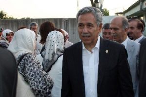 Arın&ccedil;'tan şehit ailelerini &uuml;zen şof&ouml;rlere sert uyarı