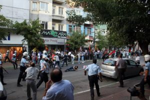 Bursa'da barış y&uuml;r&uuml;y&uuml;ş&uuml;nde ortalık karıştı - İşte olaylardan g&ouml;r&uuml;nt&uuml;ler