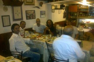 Sercan rakı masasından seslendi