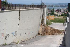 &Uuml;zerine cami duvarı yıkıldı