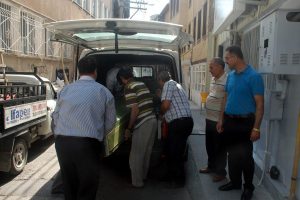 Oğlunu hastaneye g&ouml;t&uuml;r&uuml;rken serseri kurşuna hedef oldu