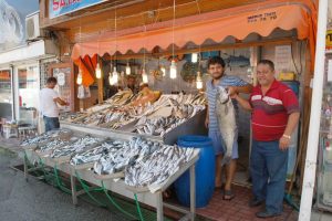 Balık&ccedil;ı tezgahları balık doldu