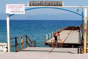 Denizdeki tehlikeye merdiven dayıyorlar