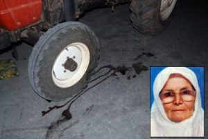 Eşarbını bağlarken trakt&ouml;r&uuml;n altında kaldı