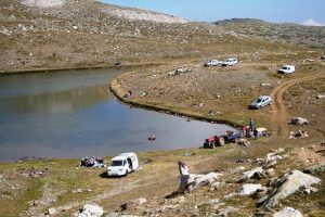 Dağcılar g&ouml;llerde &ccedil;&ouml;pleri temizledi