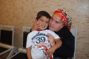 Kaybolan &ccedil;ocuğuna karakolda kavuştu