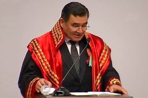 Yargıtay Başkanı k&uuml;rs&uuml;de heyecan yapınca bunlar oldu