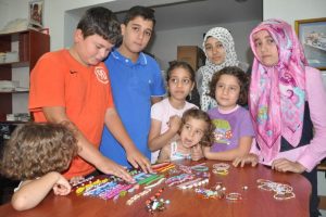 Somali i&ccedil;in boncuktan kolye yapıp sattılar