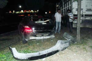 Lastiği patlayan kamyon iki otomobile &ccedil;arptı