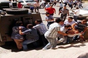 Gen&ccedil; kadına 20 kişi saldırdı