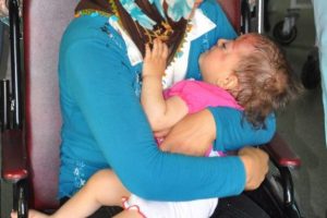 Minik sinem, ikinci kattan betona &ccedil;akıldı