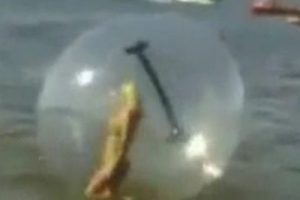 Bikinili kız balonun i&ccedil;inde rezil oldu