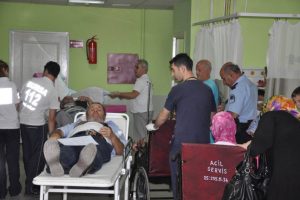 Halk otob&uuml;s&uuml; ile kamyonet &ccedil;arpıştı
