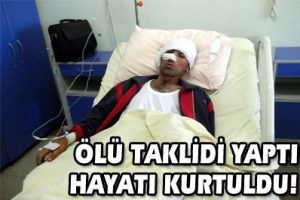 &Ouml;l&uuml; taklidi yaptı ayının elinden kurtuldu
