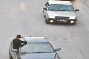 Trafikte ter&ouml;r estiren bu gen&ccedil;lere kim dur diyecek?