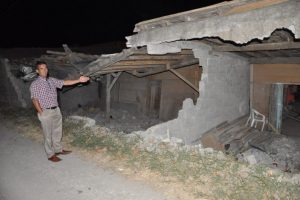 Virajı alamayan otomobil eve &ccedil;arptı: 2 yaralı