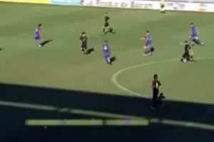 Orta sahadan m&uuml;thiş gol attı