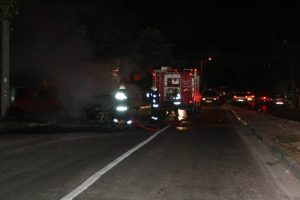 Seyir halindeki otomobil alev topuna d&ouml;nd&uuml;